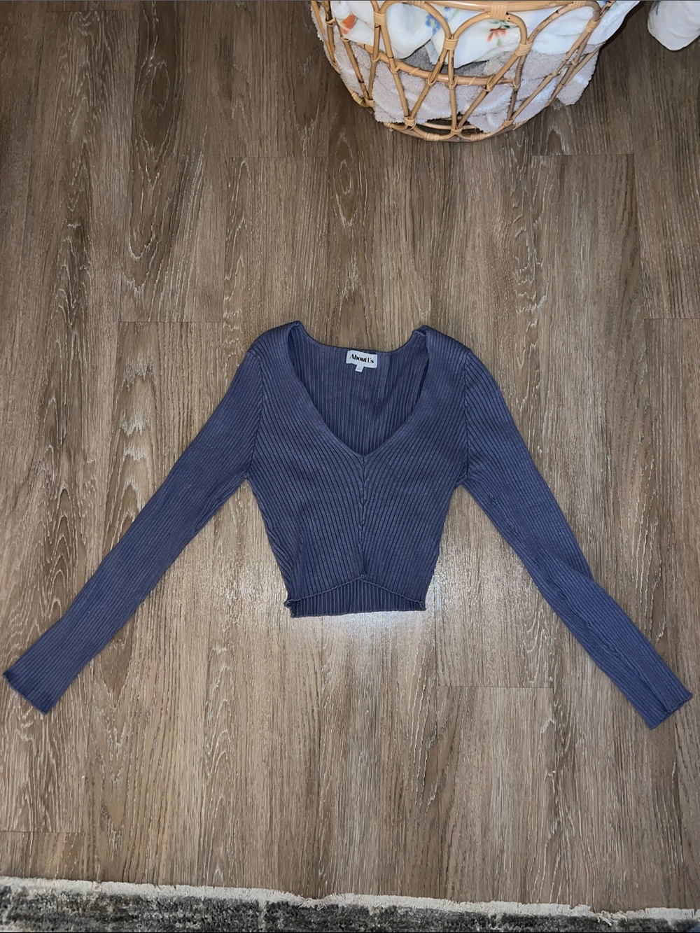 Aritzia Ribbed V-Neck Long Sleeve Crop Top - Navy Blue - Picture 1 of 3